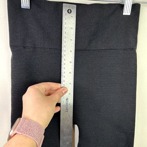 Victorias Secret seamless black ribbed compression shorts size medium - Picture 6 of 10